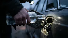 Dlaczego wielu kierowców dodaje alkohol do benzyny: skutek nie jest oczywisty