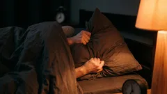 Prosta sztuczka pozwalająca szybciej zasnąć staje się hitem internetu — oto jak to działa